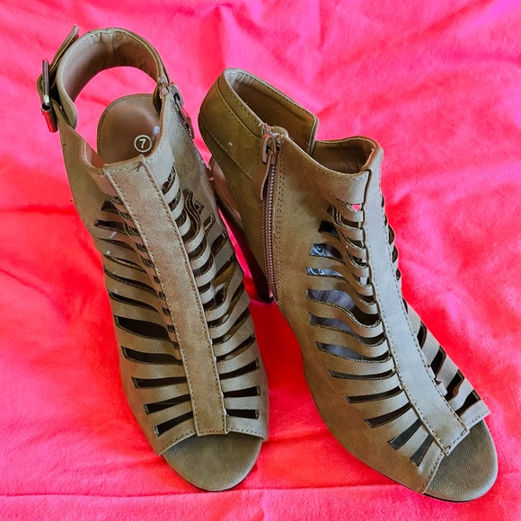 Tan heels - Picture 4 of 4